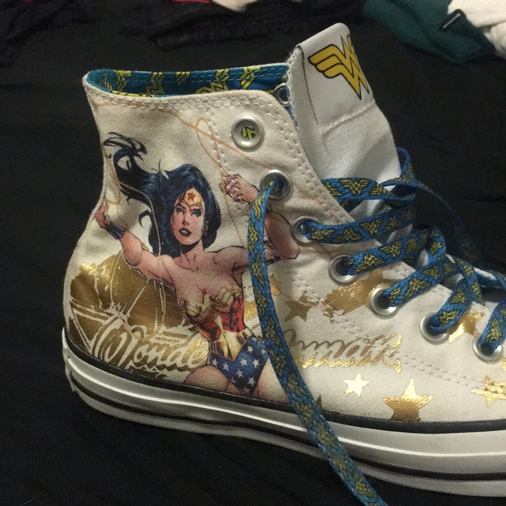 Wonder Woman converse size 8.5, like new